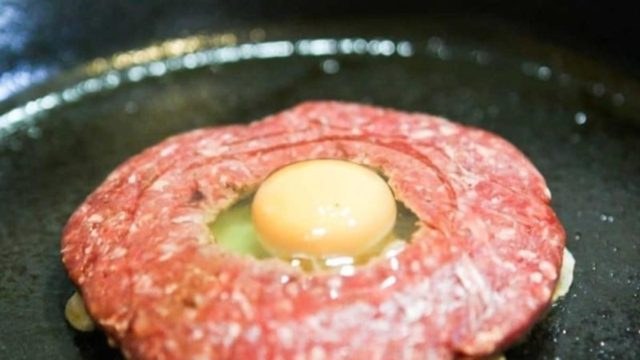 Κάνει μια τρύπα στον κιμά και ρίχνει μέσα αυγό – Το μυθικό αποτέλεσμα που ακολουθεί!