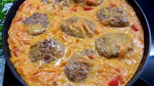 Μπιφτέκια “λουσμένα” με κόκκινη σάλτσα και λαχανικά – Το μυστικό της επιτυχίας κρύβεται σε 1 υλικό (video)