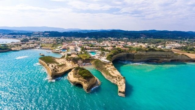 Το Κανάλι της Αγάπης: Πού βρίσκεται η ιδιαίτερη παραλία με τα διάφανα νερά και τον όμορφο μύθο που πρέπει να επισκεφτείς οπωσδήποτε