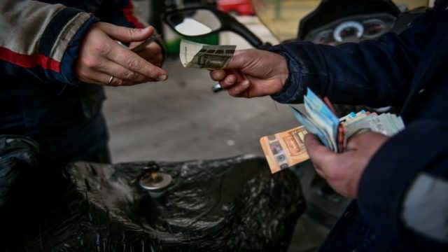 «Φρένο» στο ράλι βενζίνης και πετρελαίου: Έρχεται τον Ιούλιο το «Fuel Pass 2» με επίδομα έως και 60 ευρώ – Τα νεότερα για την ενίσχυση του καλοκαιριού (video)