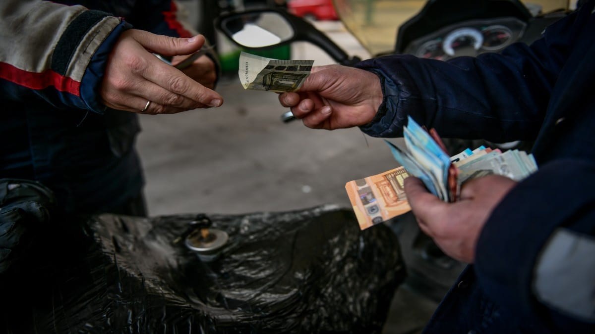 «Φρένο» στο ράλι βενζίνης και πετρελαίου: Έρχεται τον Ιούλιο το «Fuel Pass 2» με επίδομα έως και 60 ευρώ – Τα νεότερα για την ενίσχυση του καλοκαιριού (video)