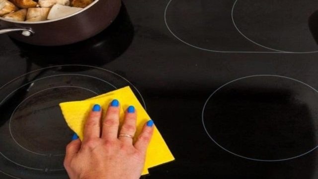 Έβαλε σαπούνι και λεμόνι στην κεραμική εστία και απαλλάχτηκε από ένα πρόβλημα που ταλαιπωρεί όλους μας