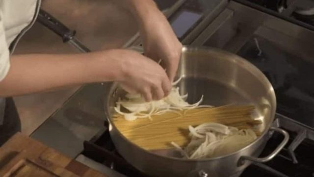 Βάζει τα μακαρόνια στην κατσαρόλα και προσθέτει κρεμμύδι! Το αποτέλεσμα είναι εκπληκτικό!