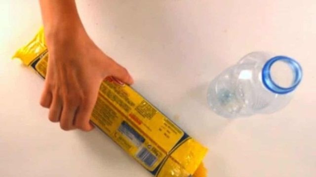 Ο απίστευτος λόγος που αυτή η γυναίκα βάζει τα μακαρόνια μέσα σε μπουκάλι – Το μυθικό αποτέλεσμα!