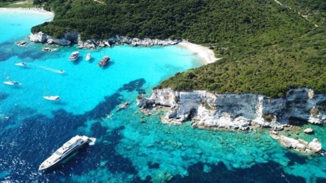 Η παραλία της Ελλάδας που μοιάζει με καρδιά και μαγνητίζει τους επισκέπτες – Δείτε που βρίσκεται!