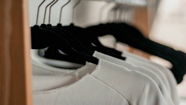 Απίστευτο! Το κόλπο με το λεμόνι για να αστράφτουν τα λευκά ρούχα