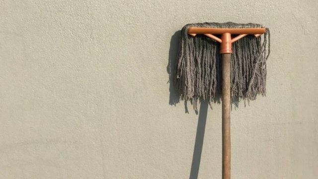 Γιαγιαδίστικα κόλπα: Μήπως σφουγγαρίζετε λάθος; Μάθετε να το κάνετε σωστά