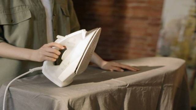 «Έχει μαυρίσει η πλάκα στο σίδερο;» – 3+1 υλικά που θα σας λύσουν το πρόβλημα μια για πάντα
