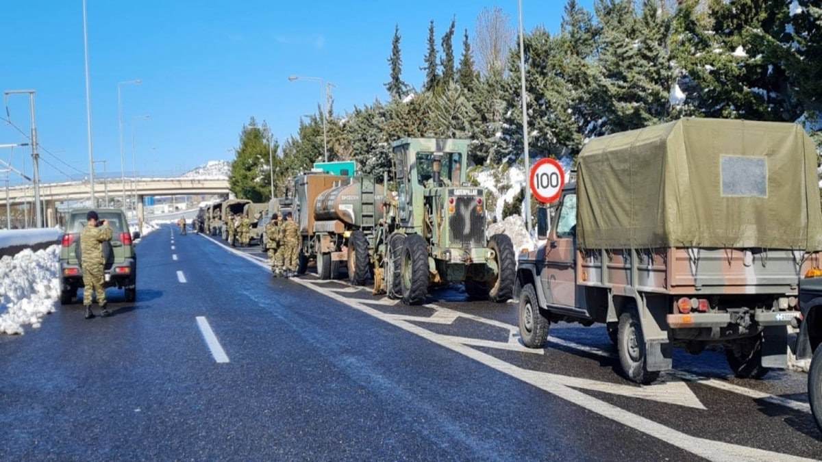 Σοβαρό τροχαίο στη Λεωφόρο Αθηνών με στρατιωτικό όχημα – Τεράστιο μποτιλιάρισμα και πληροφορίες για τραυματισμό