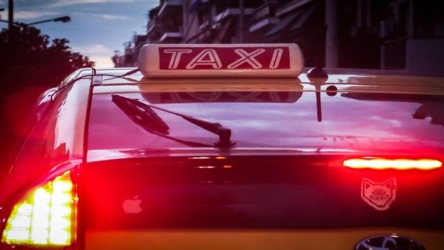 Ταξί – «Εκτοξεύεται» στα 4 ευρώ η ελάχιστη χρέωση διαδρομής: Ταρίφα «φωτιά» μετά τις ανατιμήσεις στη βενζίνη – Ο νέος τιμοκατάλογος (video)