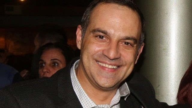Προσπαθεί να σταθεί στα πόδια του ο Κρατερός Κατσούλης: Η πρώτη εμφάνιση μετά το θάνατο της μητέρας του – Απούσα η Κατερίνα Καραβάτου (photos)