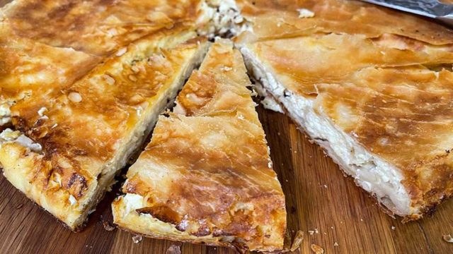 Αναποδογυριστή τυρόπιτα της Αργυρούς με σιμιγδάλι, έτοιμη σε 15′