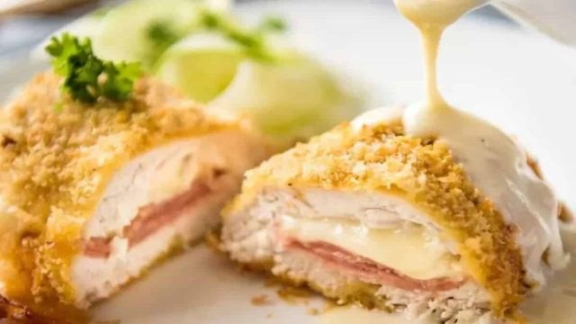 Κοτόπουλο Cordon Bleu: Το κοτόπυολο στην πιο γευστική εκδοχή του – Συνταγή που θα “κολάσει” όποιον δοκιμάσει