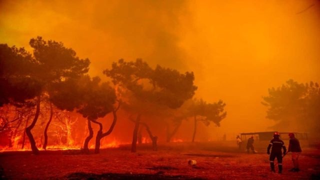 Φωτιά στην Λέσβο – Διεθνή ΜΜΕ: Σπίτια καίγονται, κάτοικοι και τουρίστες απομακρύνονται, κατάλυμα εκκενώθηκε