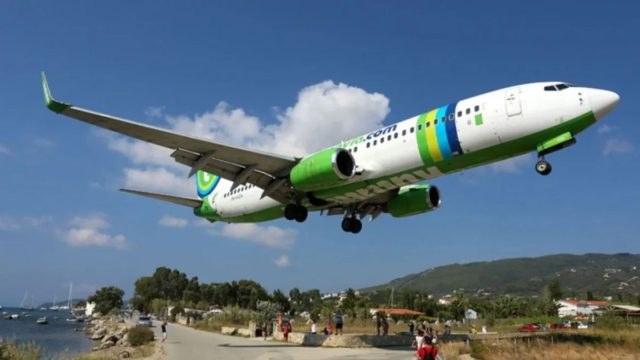 Ξεκαρδιστικό σκηνικό στη Σκιάθο – Τουρμπίνες αεροσκάφους “έστειλαν” τουρίστρια για μπάνιο (video)