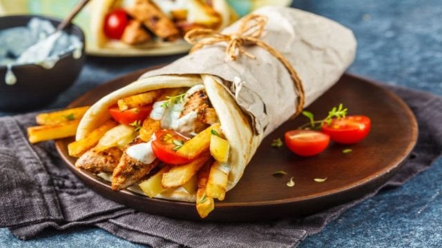 Οικονομική “βόμβα” στη χώρα – Στα ύψη η τιμή στο σουβλάκι