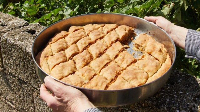 Βλαχόπιτα: Η τυρόπιτα των κτηνοτρόφων, με τραχανά, σταφίδες και γεύση σκέτο “ποίημα”