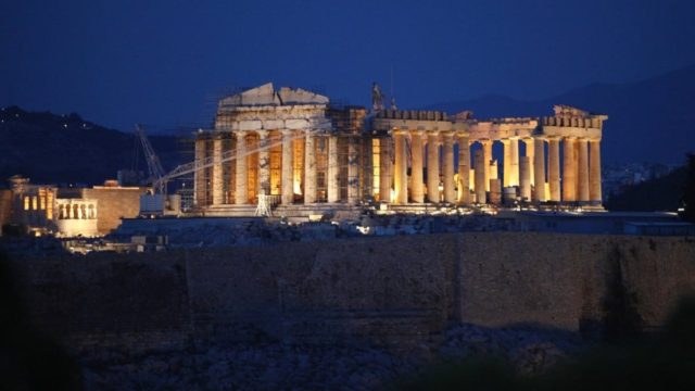Λ. Μενδώνη: Αυτός είναι ο λόγος που έγινε ο φωτισμός του ανελκυστήρα της Ακρόπολης – Διευκρινήσεις για τις εικόνες που κυκλοφόρησαν