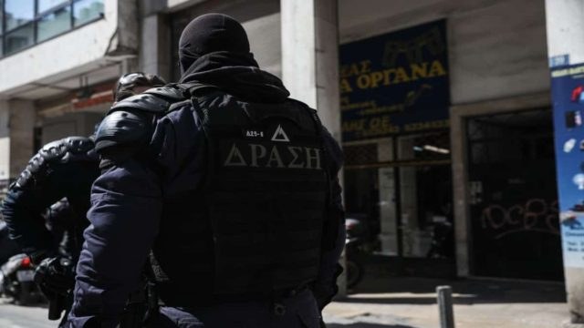 Λάρισα: Αστυνομικός καταδικάστηκε για απειλή με όπλο κατά της συζύγου του – Της επιτέθηκε γιατί αγόρασε τις «ακριβές πάνες» για το μωρό τους