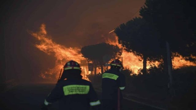 Φωτιά στα Μέγαρα: Αναφορές για καμένα σπίτια – Πάνω από 1χλμ. η φωτιά