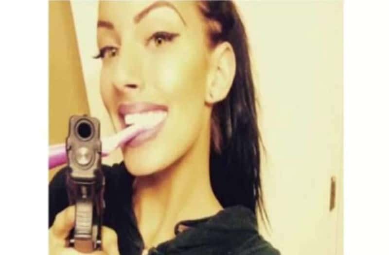 Μπέιμπι σίτερ έβγαζε selfie με ένα όπλο όταν ξαφνικά… Η συνέχεια θα σας ανατριχιάσει!