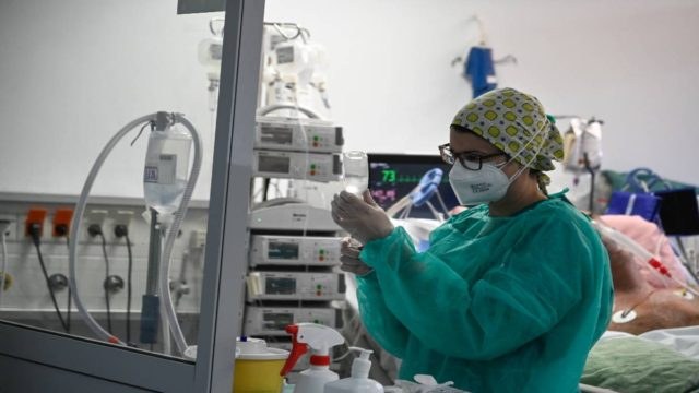 Ασφυκτική η κατάσταση στα νοσοκομεία –  Ασθενείς με covid στην ουρά για ένα κρεβάτι!