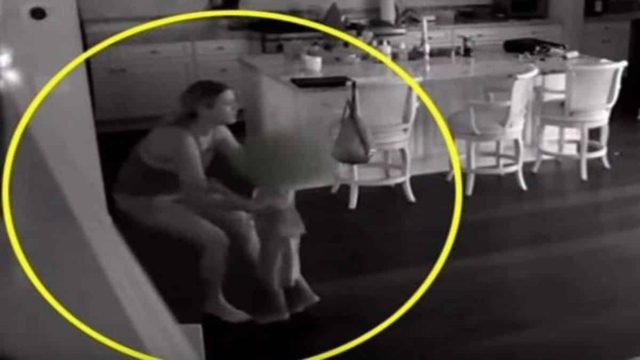 Νταντά άκουσε θόρυβο στην κουζίνα – Κρυφή κάμερα στο σπίτι αποκάλυψε την εφιαλτική αλήθεια (Video)