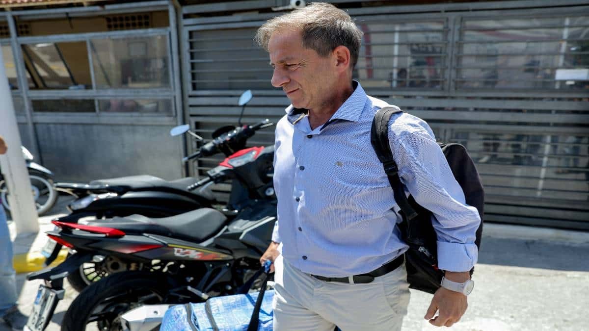 Επίθεση Ρουβίκωνα στο σπίτι του Λιγνάδη: «Δεν του επέβαλαν κατ’ οίκον περιορισμό – Θα τον επιβάλλουμε εμείς» (video)