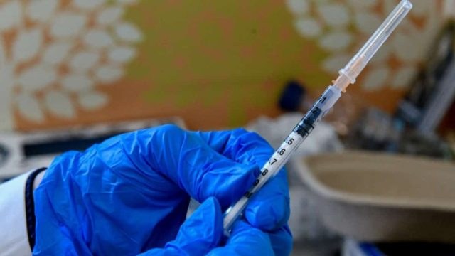 Κορωνοϊός: Σε ποιες ηλικίες συνιστά 4η δόση εμβολίου ο ΕΜΑ – Προειδοποίηση για «νέο κύμα»