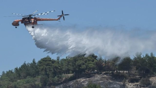 Νέα μεγάλη πυρκαγιά στη Φυλή – Καίει πολύ κοντά στο γήπεδο του Θρασύβουλου