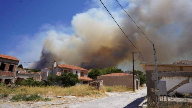Φωτιά στη Λέσβο: Μεγάλη αναζωπύρωση, εκκενώνεται ξανά η Βρίσα