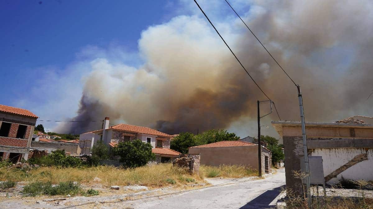 Φωτιά στη Λέσβο: Μεγάλη αναζωπύρωση, εκκενώνεται ξανά η Βρίσα