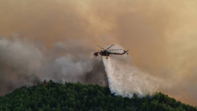 Φωτιά στη Μάνδρα: Ισχυρές δυνάμεις της Πυροσβεστικής στο σημείο – Επιχειρούν και καναντέρ (Video)