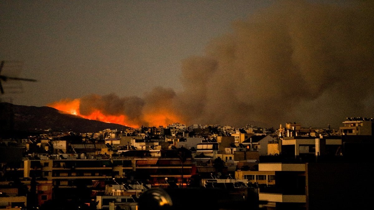 Μαίνεται ανεξέλεγκτη η φωτιά στην Πεντέλη: Ποιες περιοχές έχουν εκκενωθεί – Εφιαλτική νύχτα για τους κατοίκους! Πού έχουν γίνει εκτροπές κυκλοφορίας (Video)