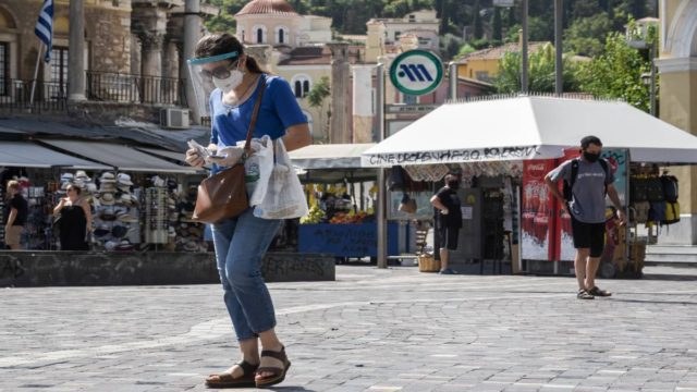 Κορωνοϊός: «Βόμβα» για επαναφορά της μάσκας στους εσωτερικούς χώρους – Τι λένε οι ειδικοί