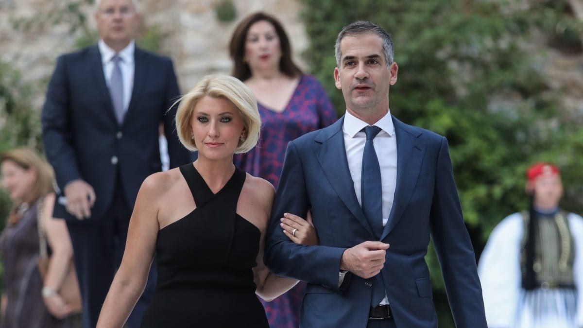 Γυναίκα με «βαριά» κληρονομιά πριν από την Κοσιώνη: Η άγνωστη σχέση της μητέρας του εκτός γάμου παιδιού του Κώστα Μπακογιάννη με πρώην πρωθυπουργό