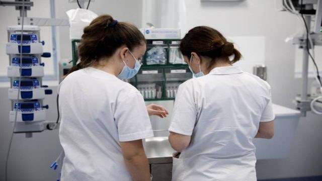 Νέα σκηνικά ντροπής στα νοσοκομεία: Βάζουν σε ράντζα ασθενείς με κορωνοϊό (Video)