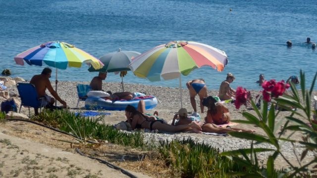 Η φωτογραφία της ημέρας: Γεμάτες οι παραλίες στα νότια προάστια