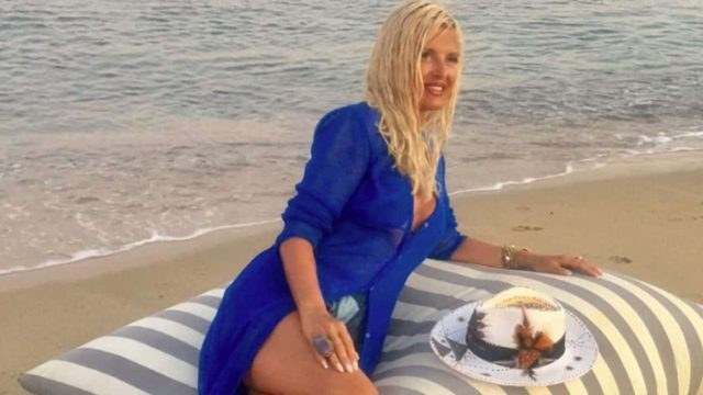 Αιγαιοπελαγίτισσα Μαρίνα Πατούλη: Με σύνολο που «κόβει την ανάσα» στα στενά της Μυκόνου!