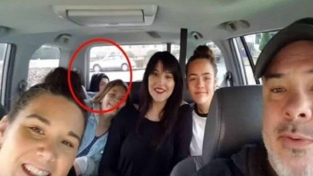 Πριν ξεκινήσουν το ταξίδι έβγαλαν μια οικογενειακή φωτογραφία – Αυτό που κατέγραψε η κάμερα τους πάγωσε το αίμα!