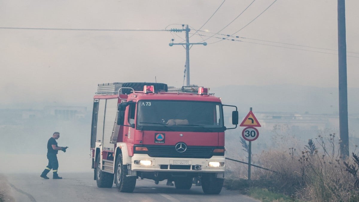 Τρόμος στον Άγιο Δημήτριο με μεγάλη φωτιά σε ξυλουργείο: Ισχυρές δυνάμεις της Πυροσβεστικής στο σημείο