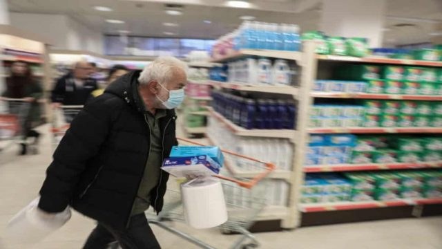 Η απόλυτη ντροπή στα σούπερ μάρκετ – Ασέβεια προς τους καταναλωτές: Τι «έφεραν» στα ράφια!