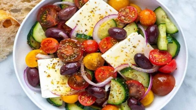 Μας άνοιξε την όρεξη! Η υπερ-χωριάτικη σαλάτα