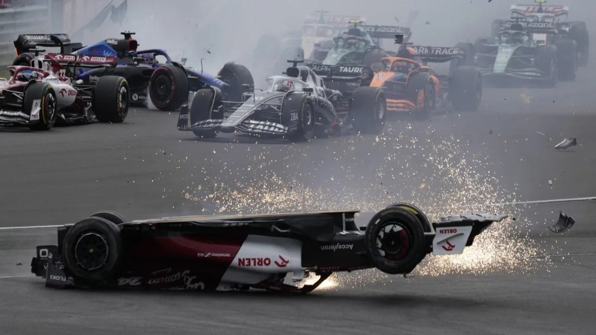 Τρομακτικό ατύχημα στη Formula 1: Γύρισε ανάποδα το μονοθέσιο του Ζου – Συγκλονίζουν τα βίντεο που έρχονται στη δημοσιότητα