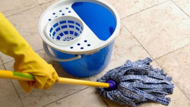 Bye bye δυσωδία: Έτσι θα εξαφανίσετε την άσχημη μυρωδιά μετά το σφουγγάρισμα με 1 μόνο υλικό