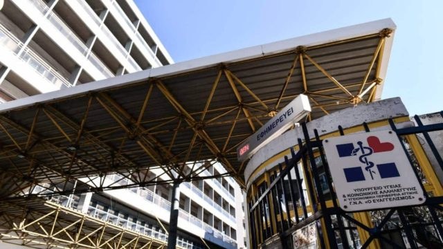 Λήξη συναγερμού στο νοσοκομείο Ευαγγελισμός: Προσήχθη η γυναίκα που απειλούσε να πέσει