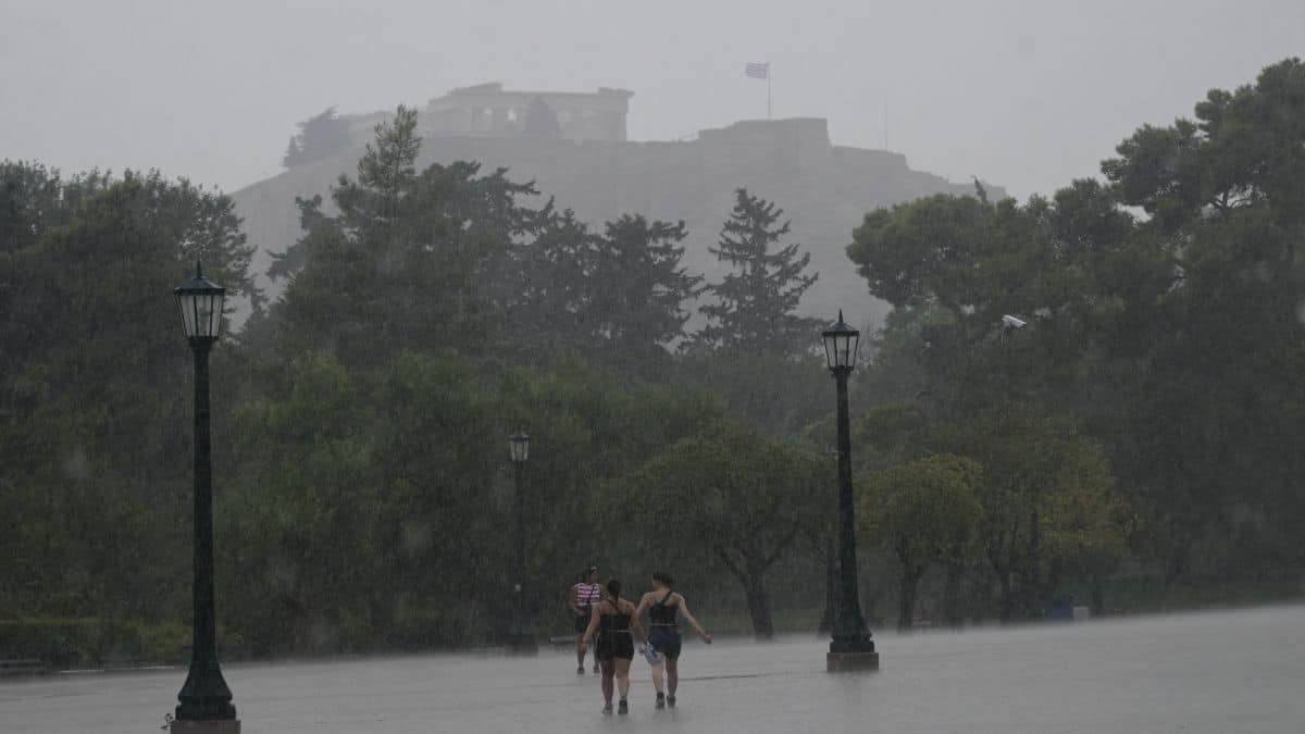 Κακοκαιρία: Έκλεισε η Πειραιώς από τη σφοδρή καταιγίδα που πλήττει την Αττική