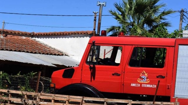 Φωτιά στη Μάνδρα Αττικής – Καίγονται ανακυκλώσιμα υλικά