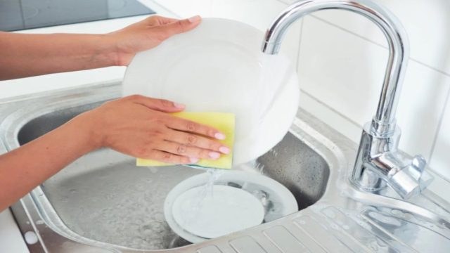 Πλύνετε λιγότερα πιάτα καθημερινά μόνο με 1 κίνηση – Εξοικονομήστε χρόνο με το πιο εύκολο κόλπο