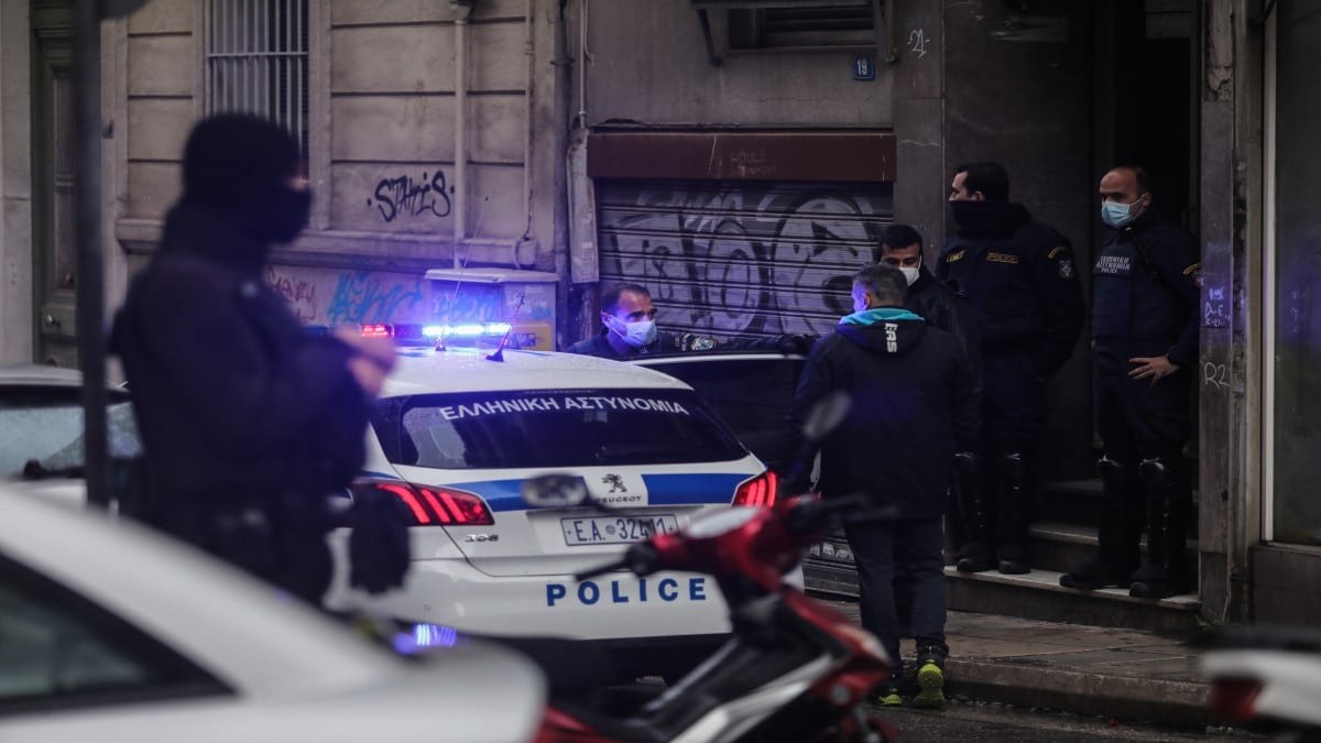 Ένοπλος ληστής έσπειρε τον τρόμο στα Πετράλωνα: Άρπαξε χρηματικό ποσό και διέφυγε – Ανθρωποκυνηγητό για τη σύλληψή του